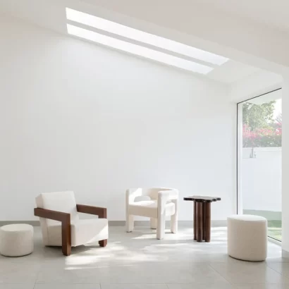 Minimalist Curved Accent Chair